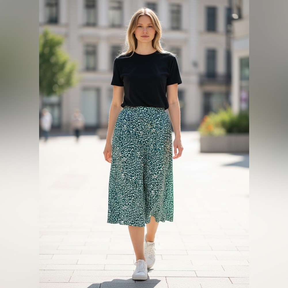 Women's Teal and Cream Printed Capris